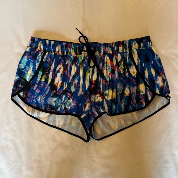 Fabletics Carrie II Multicolor Print Dolphin Hem Shorts - Picture 3 of 7